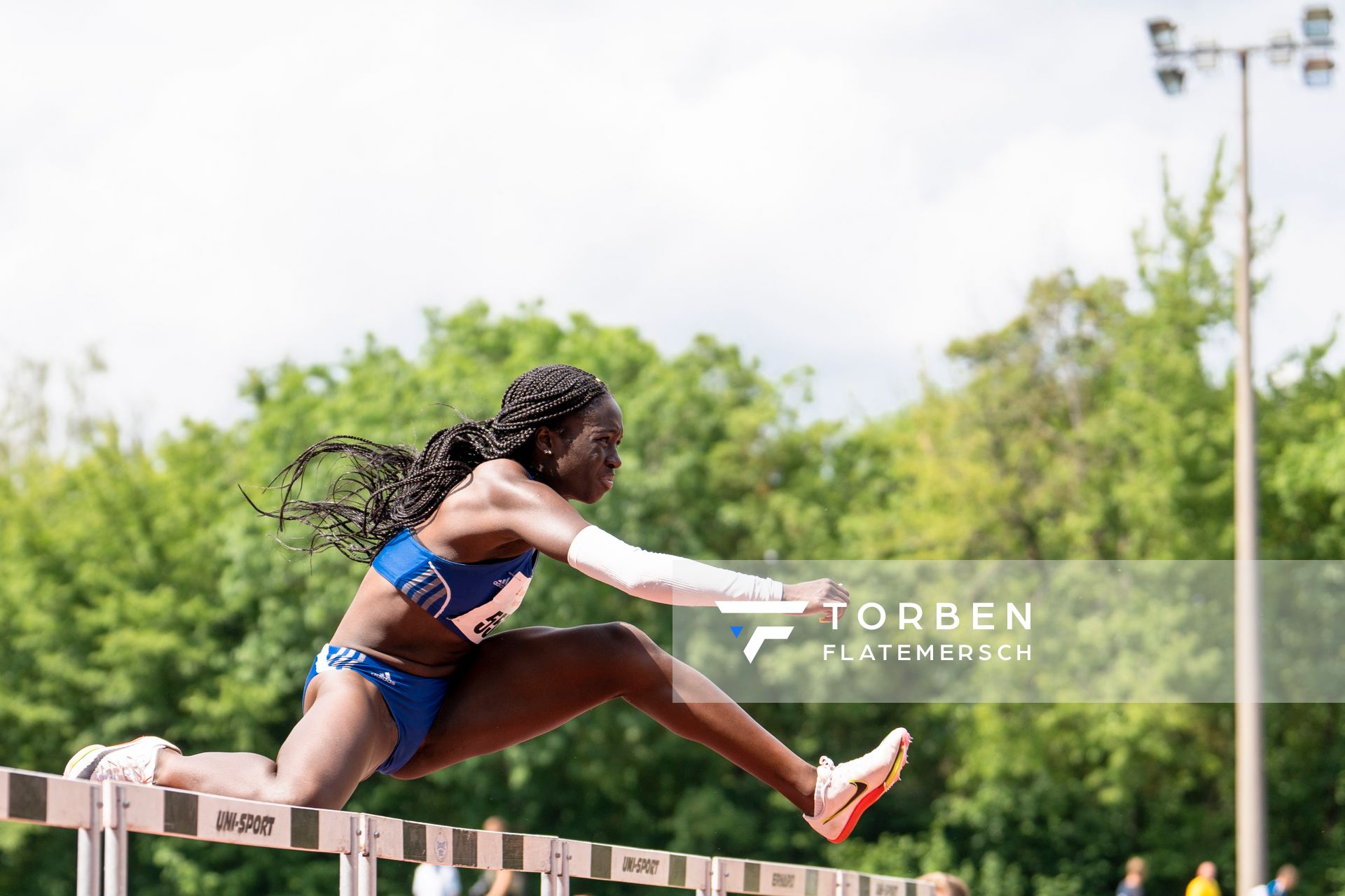 Hawa Jalloh (Wiesbadener LV) ueber 100m Huerden am 04.06.2022 waehrend der Sparkassen Gala in Regensburg